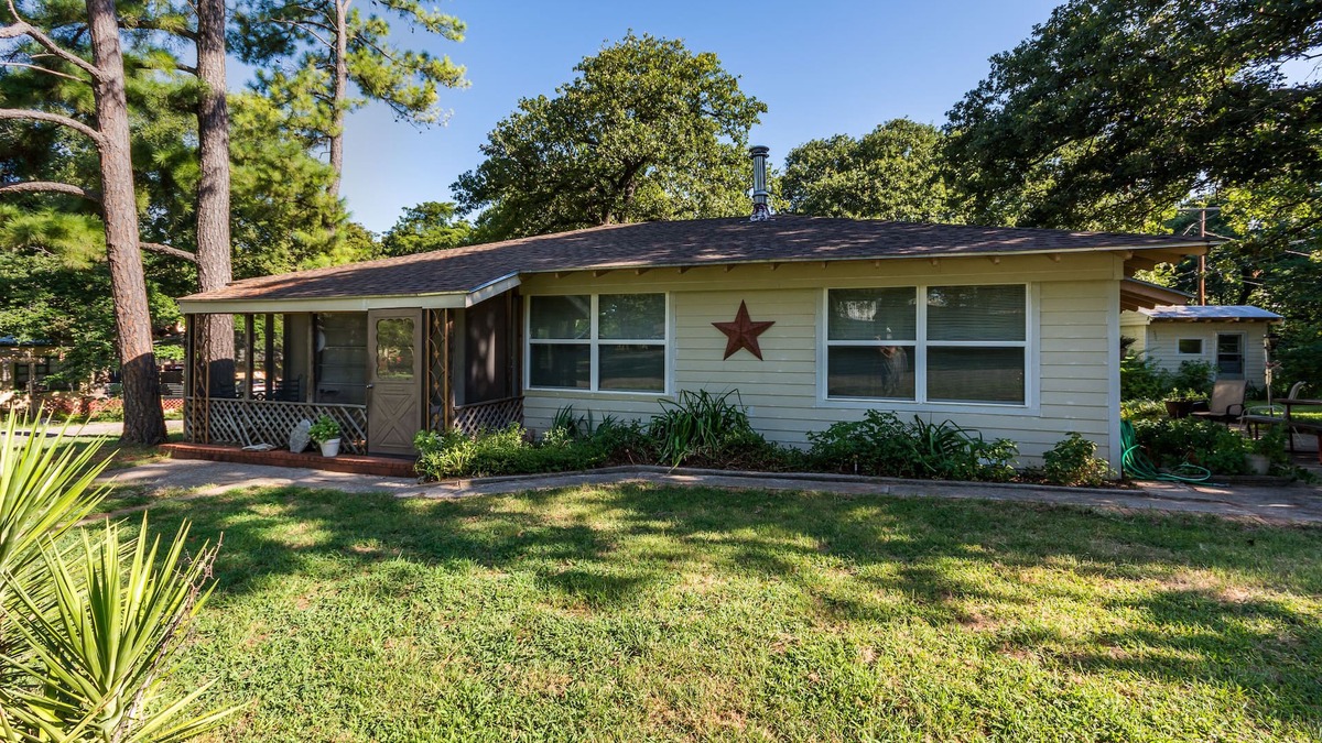 Gordonville House | Sherwood Pines Inn -Spacious 2-bedroom at Texoma sleeps up to 8!