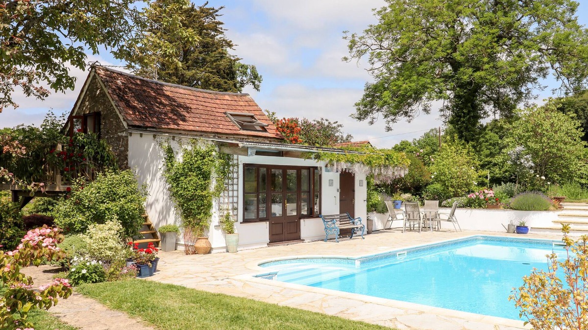 Hemyock Cottage | SHILLINGS COTTAGE, pet friendly, with pool in Hemyock