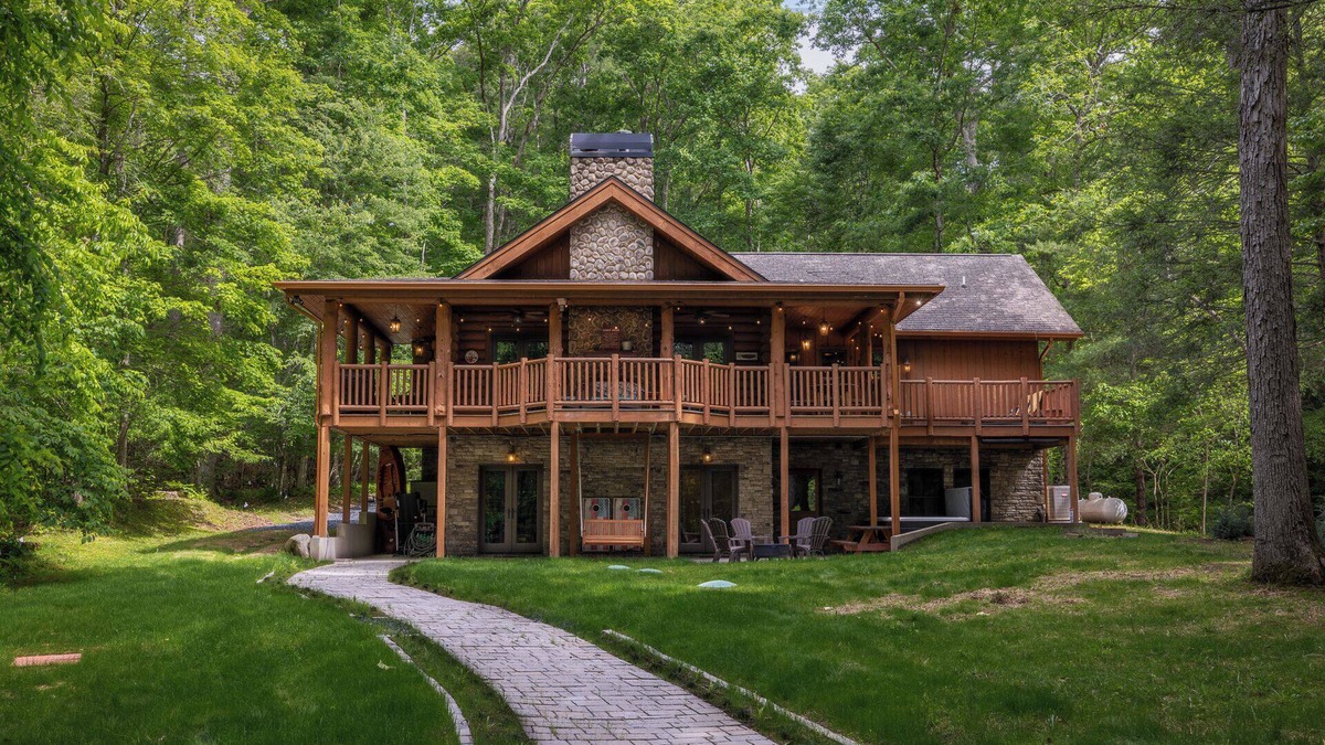Ellijay Cabin | Shine on the Cartecay Hot Tub + Game Room Hammocks & Fire Pits