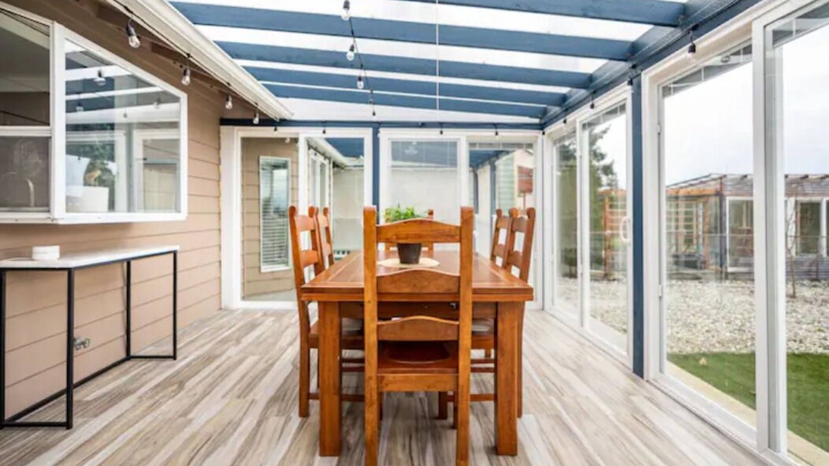 Murphys Corner House | Shiny Rambler House with a Spacious Solarium.