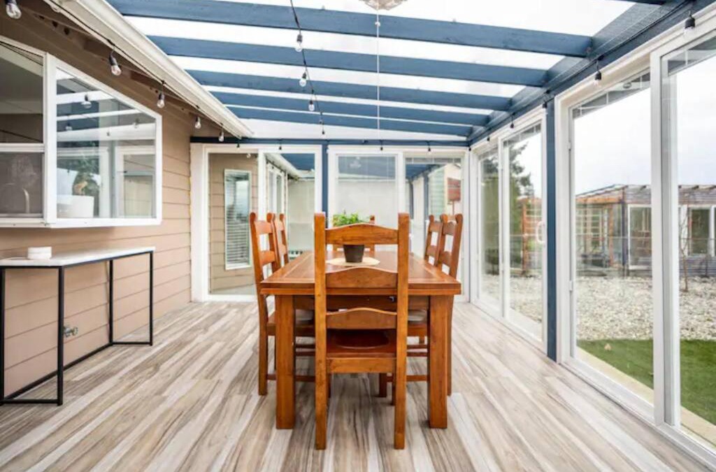 Murphys Corner House | Shiny Rambler House with Spacious Solarium.