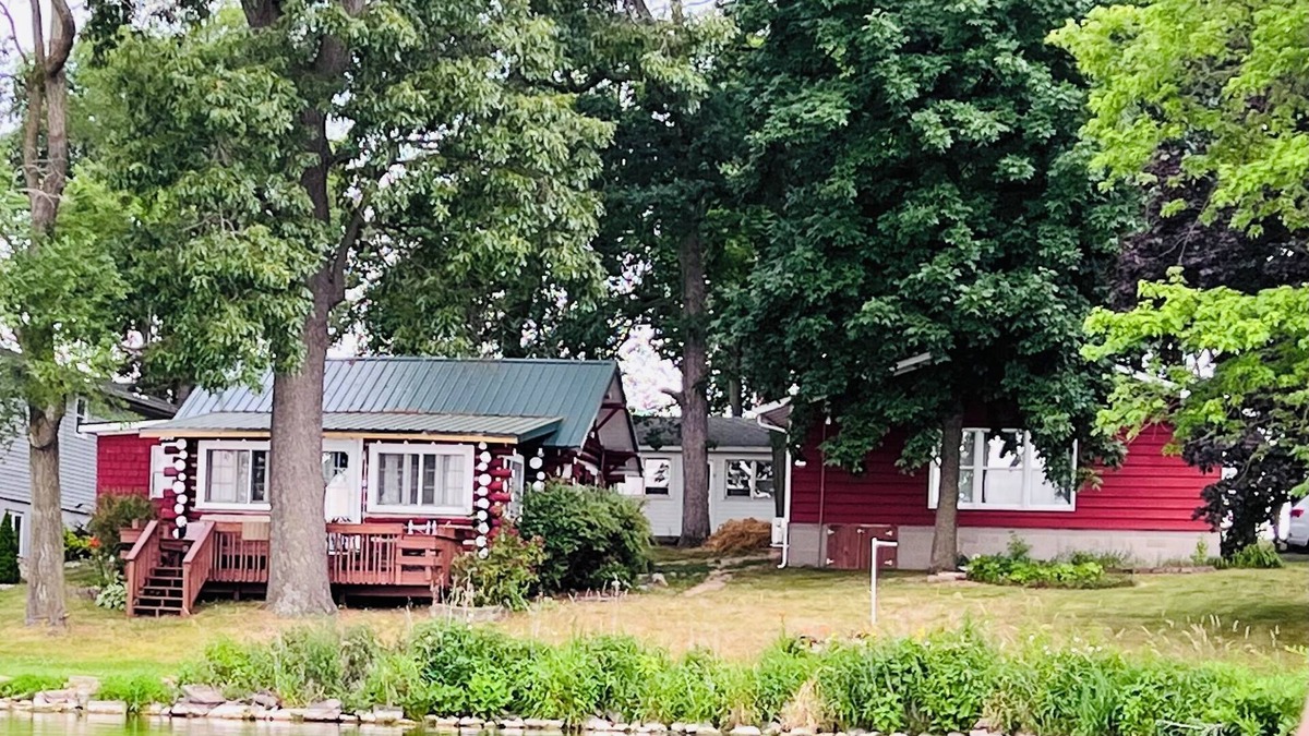 Shipshewana Cabin | Shipshewana, AmishCountry, 2 neighboring spaces. Sleeps up to 12.