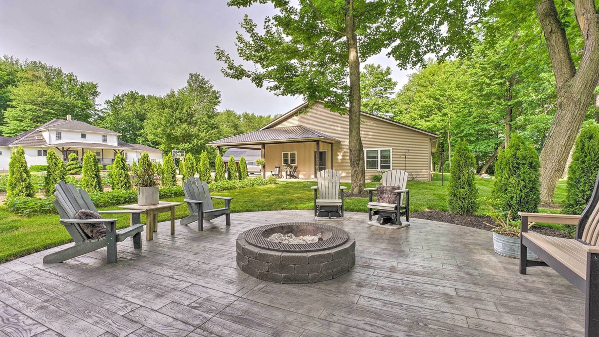 Shipshewana House | Shipshewana Guest House with Fire Pit!