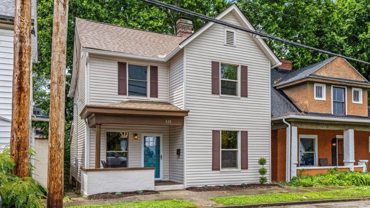 Frankfort House | Shire-Southern-Comfort quiet 3-bedroom house w/WiFi and AC in heart of downtown
