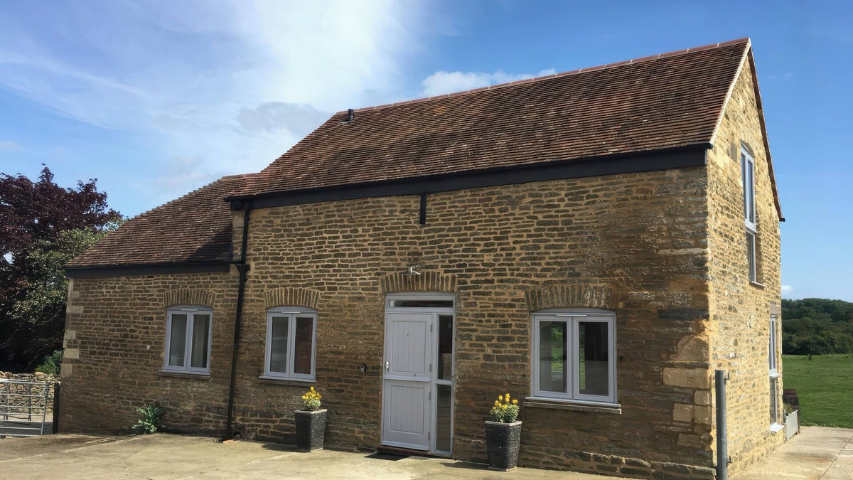Sturminster Newton Cottage | SHIRES REST, pet friendly, with hot tub in Sturminster Newton