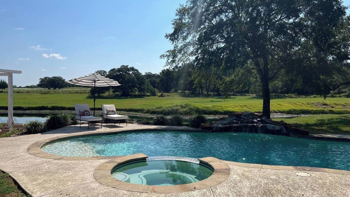 Fayetteville House | Shop, Swim, & Soak in the Views | Sleeps 15 | St. Jerome House + Cottage