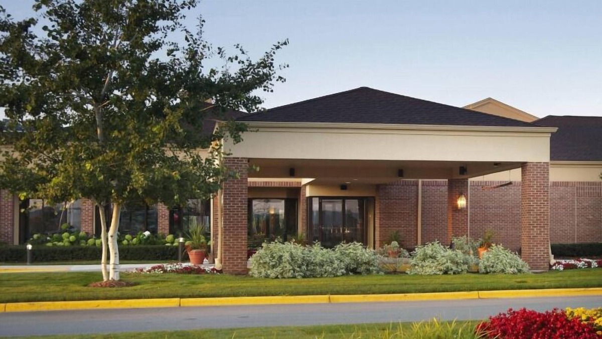 Brookfield House | Shopping and Dining in Village of Wauwatosa! Pets Allowed, Swimming Pool!