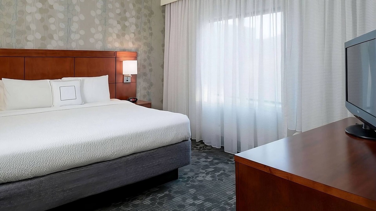 South Kansas City Hotel | Shopping and Dining in Downtown Kansas City! FREE Parking, Swimming Pool!
