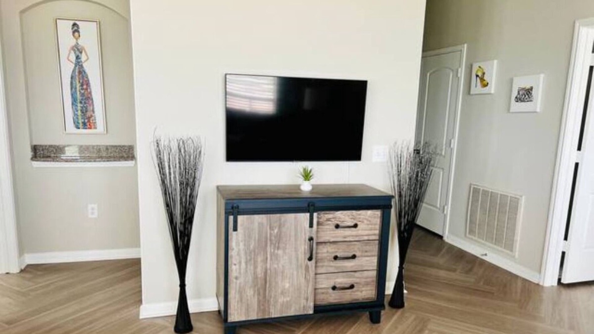 Pearland Apartment | ShopTilUDrop ~ Stylish 2 Bedroom w/Vaulted Ceilings & Large Rooms