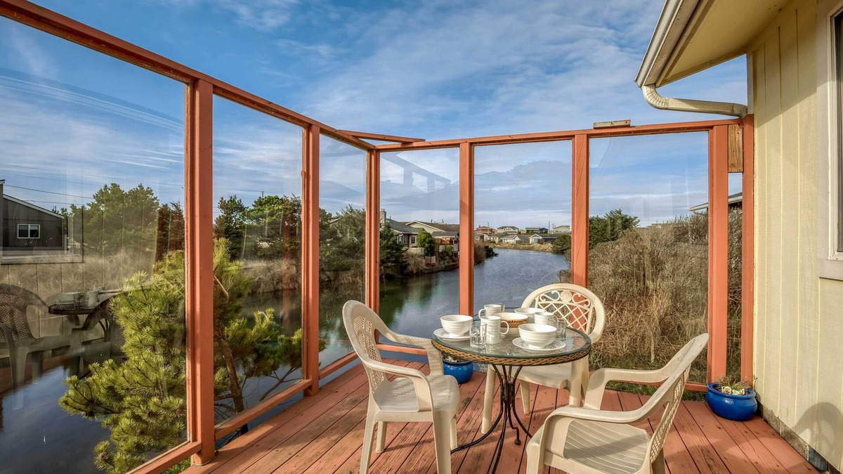 Bayshore House | Shore Delight: Waldport Home + Deck, Walk to Beach