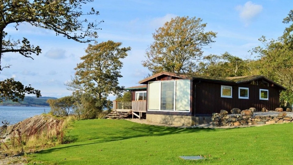 Tighnabruaich Ski Chalet | Shore front location, private beach, Loch Fyne, Argyll. Sleeps 6