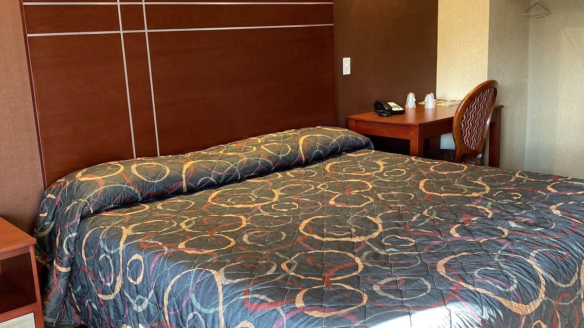St. Clair Shores Hotel | Shore Pointe Motor Lodge of St Clair Shores