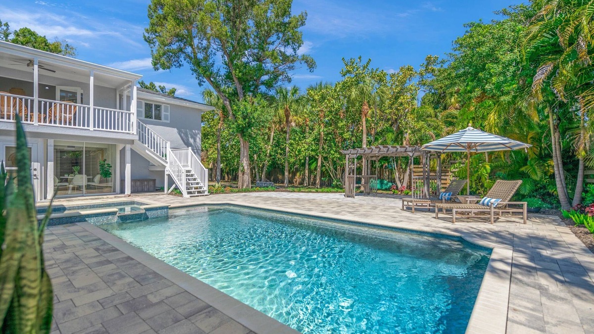 Bay Isle House | Shore Thing | Luxe Pool Oasis, Hot Tub, Siesta Key Beach