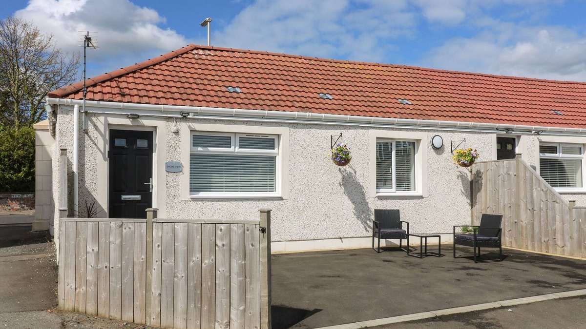 Pettycur Cottage | SHORE VIEW, pet friendly, country holiday cottage in Kinghorn