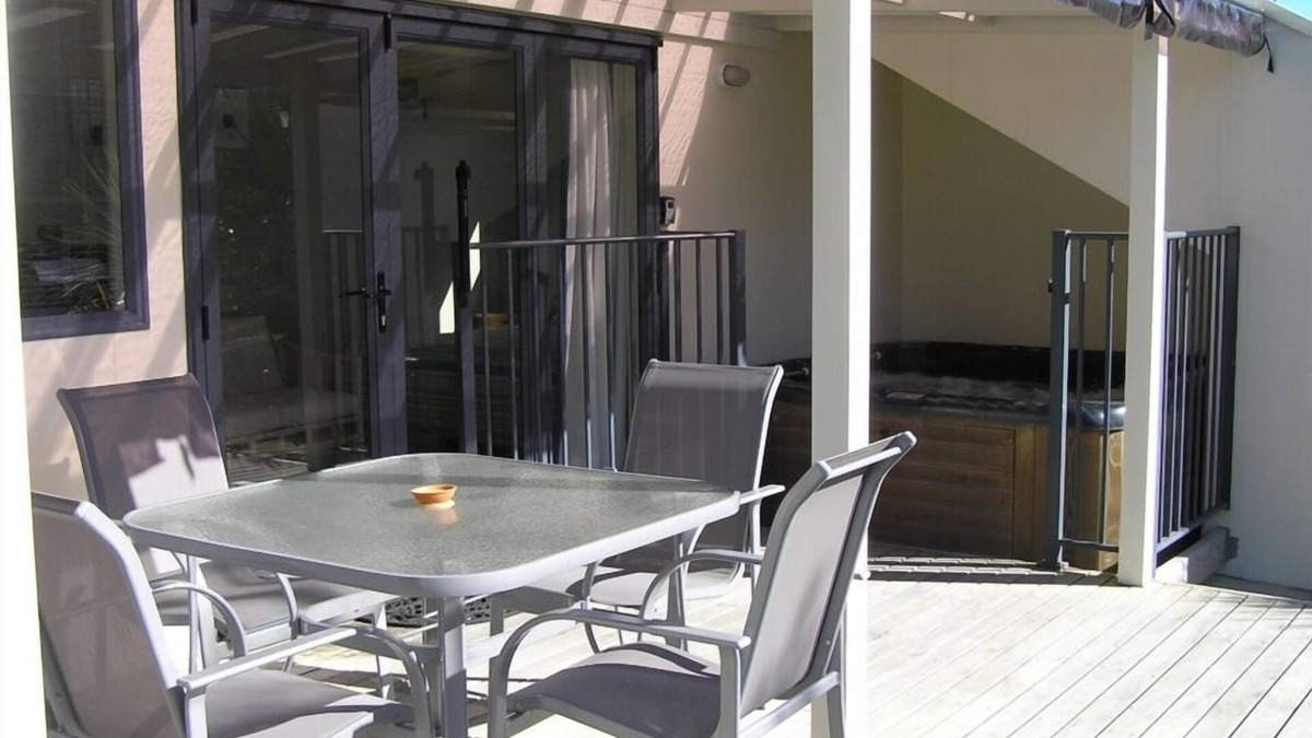 Bowentown House | Shorebreak Beach Retreat With Spa