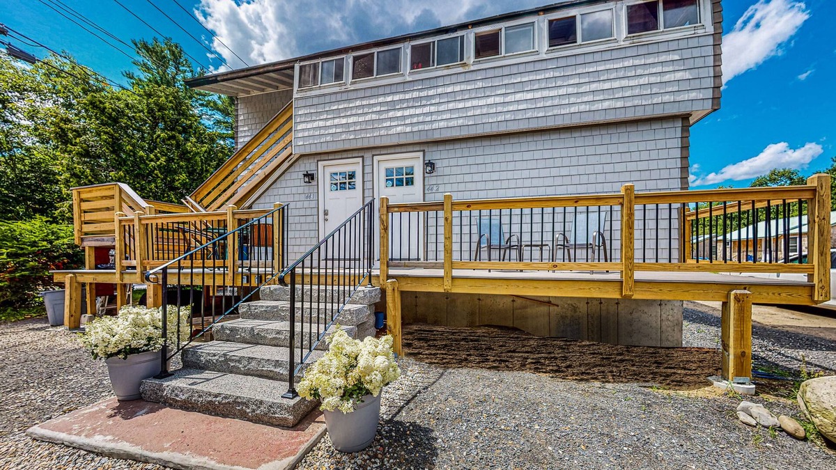 Kennebunk House | Shorebreeze Inn | Tri-Plex in Kennebunk, Family Fun, Pool, Outdoor games