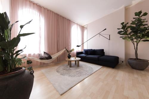 Shoreditch Apartment | Shoreditch Loft w 100inch Cinema, Premium Mattress & Hammock, by the Design Traveller