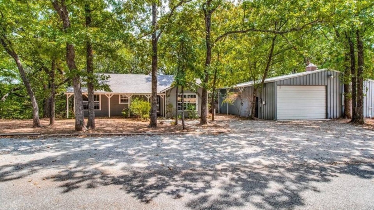 Pottsboro House | Shoreline Cottage & Barn-doninium, 8 beds, pet friendly by Lake Texoma