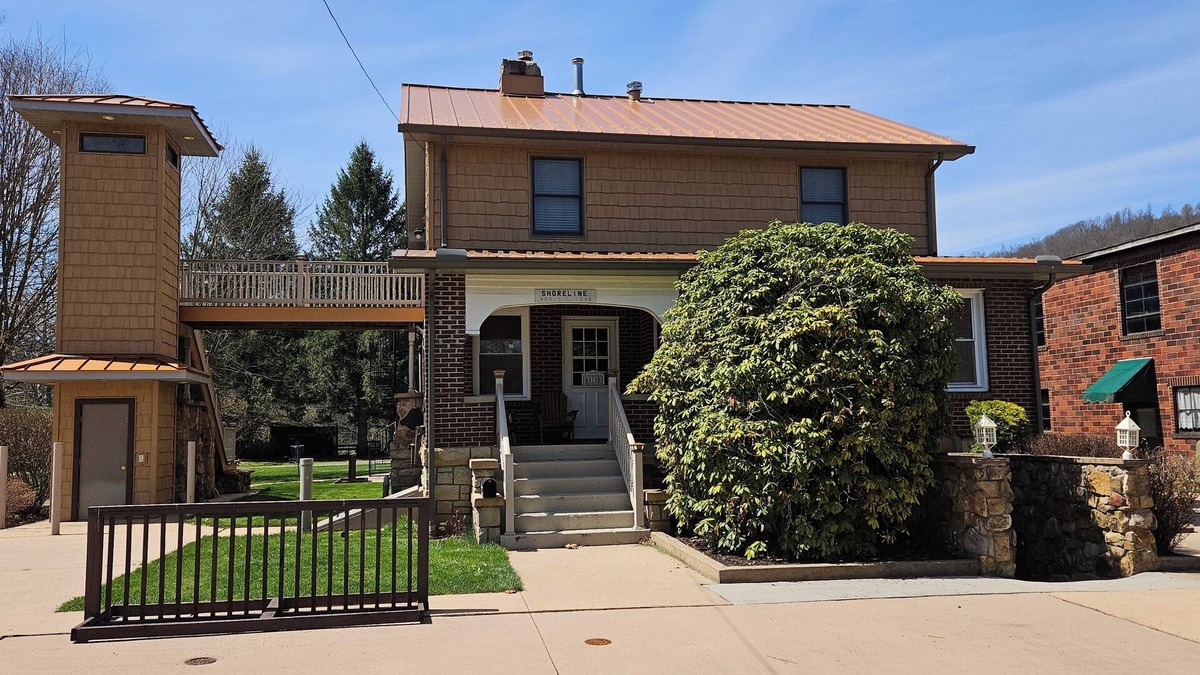Confluence House | Shoreline Estates - Queen Handicap