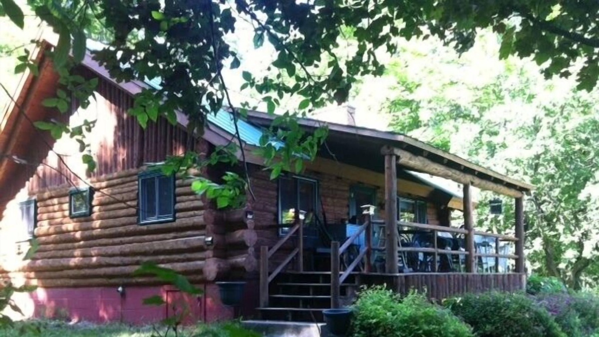 Mohawk Cottage | Shoreline Log Cabin on Scenic Gratiot Lake, Keweenaw County - LT Rental Only