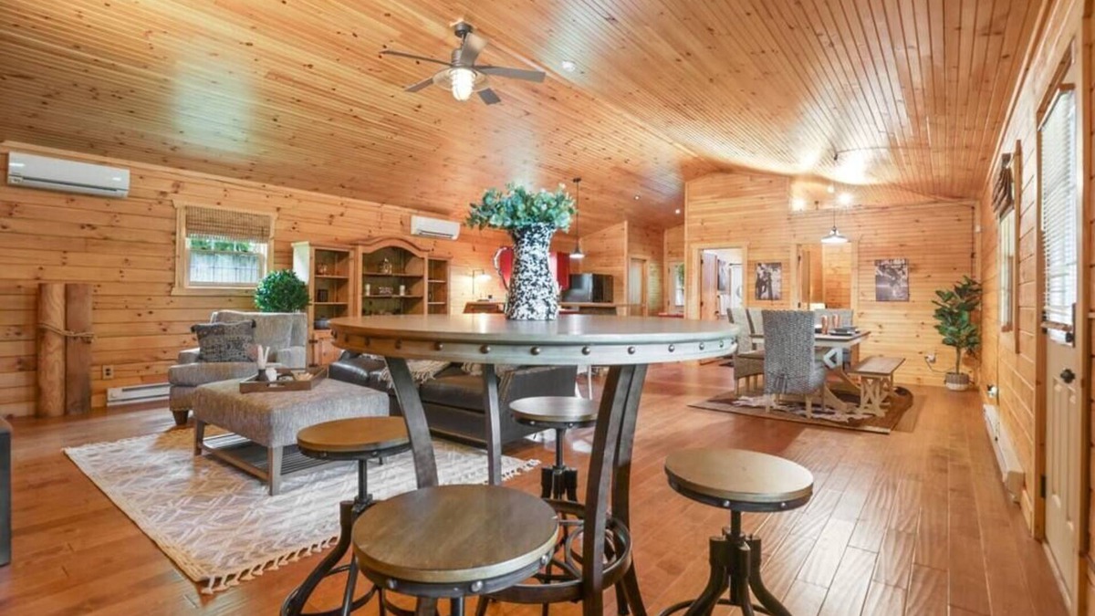 Fairfield Beach Cabin | Shoreline Shadows Log Cabin with NEW Hot Tub!