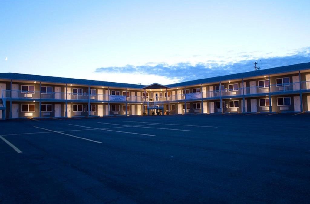 Wabamun Hotel | Shoreside Inn & Suites