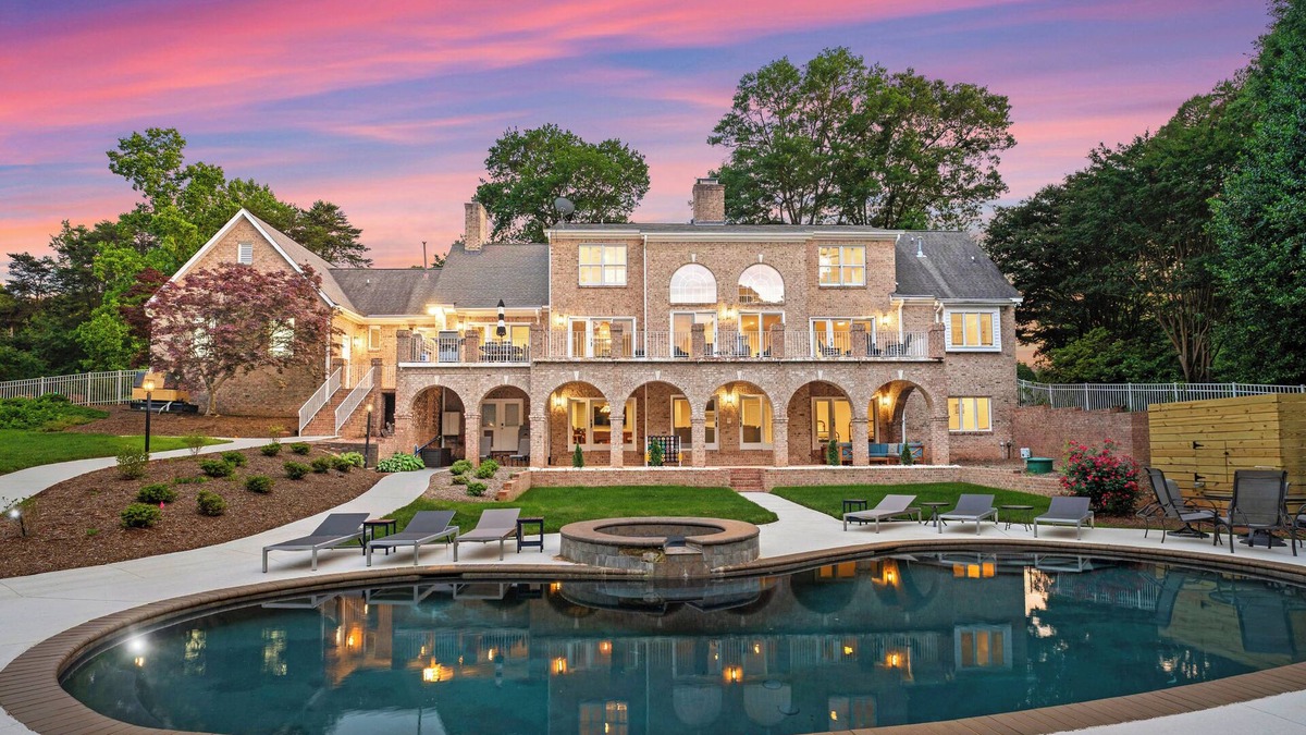 Huntersville House | Shoreway Cove by AvantStay | Waterfront, Pool, Dock
