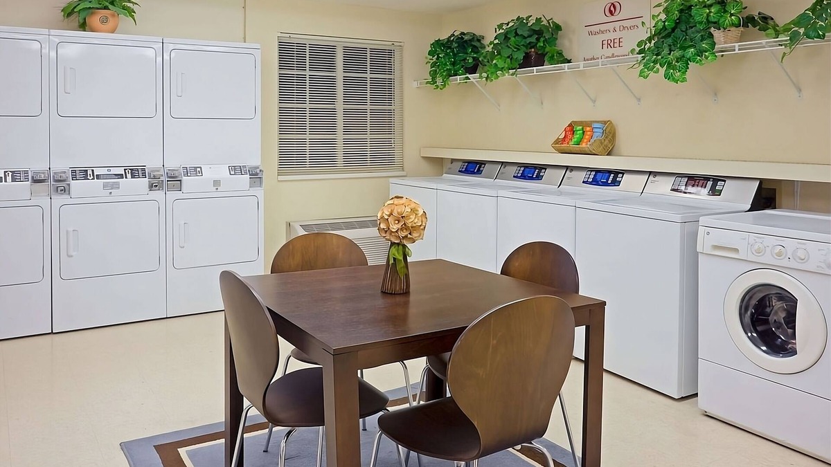 Mount Laurel Hotel | Short Drive from Battleship New Jersey! Kitchen, FREE Parking, Pets Allowed!