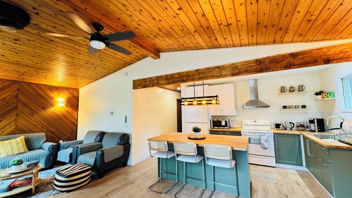 Winnipeg Beach Cottage | Short Drive to the Beach/Fishing/Treed Yard/Year Round Cottage/Family Kitchen