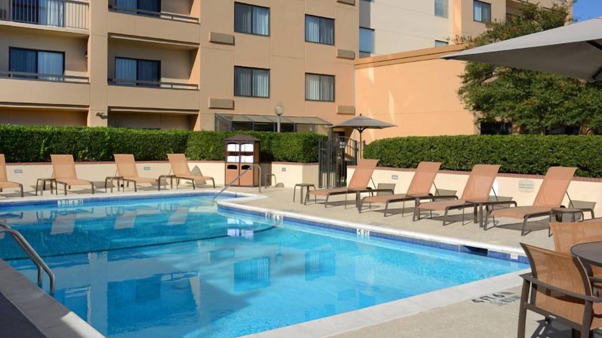 North Dallas Apartment | Short Drive to Dallas World Aquarium! 2 Pet-friendly Units, Parking, Pool!