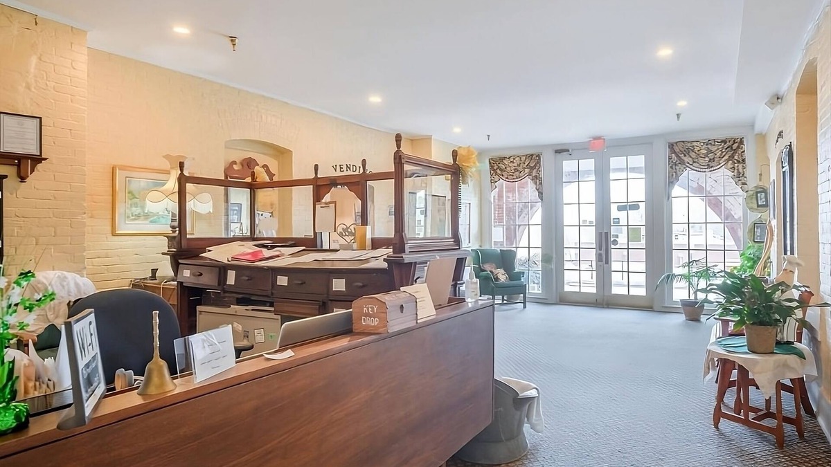 Abbeville House | Short Drive to Greenwood City Garden! FREE Onsite Parking, Breakfast!