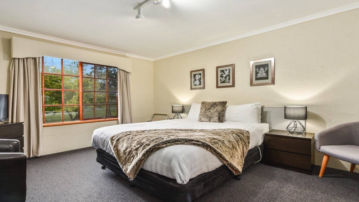 Newnham Apartment | Short drive to the Launceston CBD