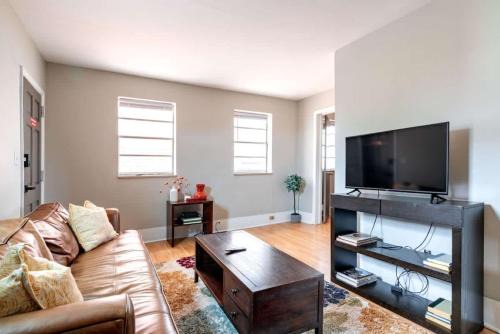 Victorian Village House | Short North Convention Private Parking Pets!