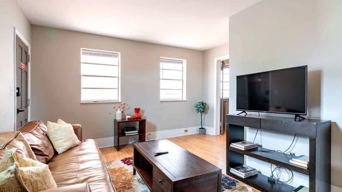Victorian Village House | Short North - Convention - Private Parking - Pets