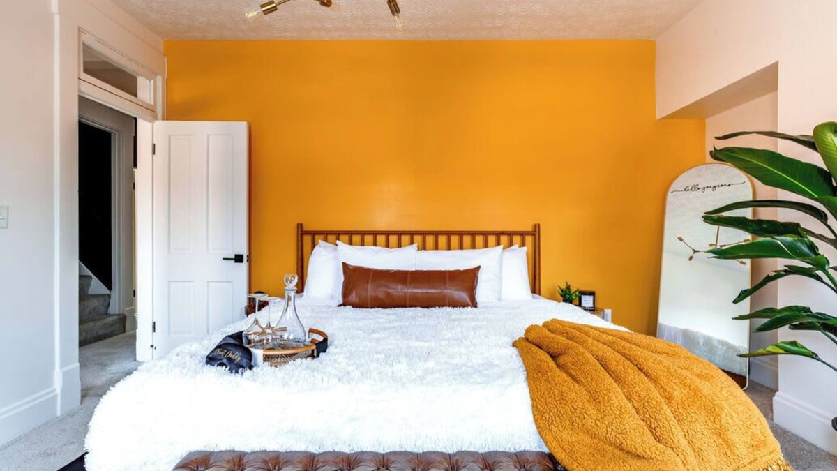 Victorian Village House | Short North - King Bed - Convention - Free Parking