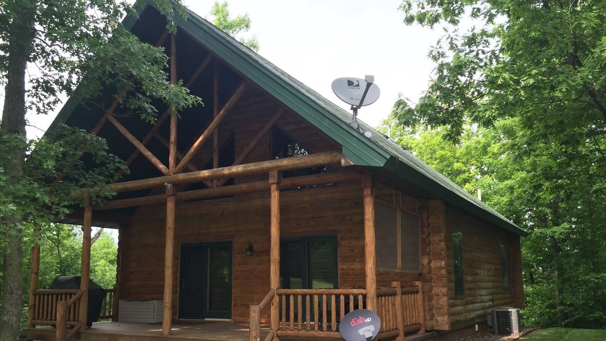 Garrison Cabin | Short Putt Cabin is a Beautiful Log Cabin on Scenic Northwood Hills Golf Course