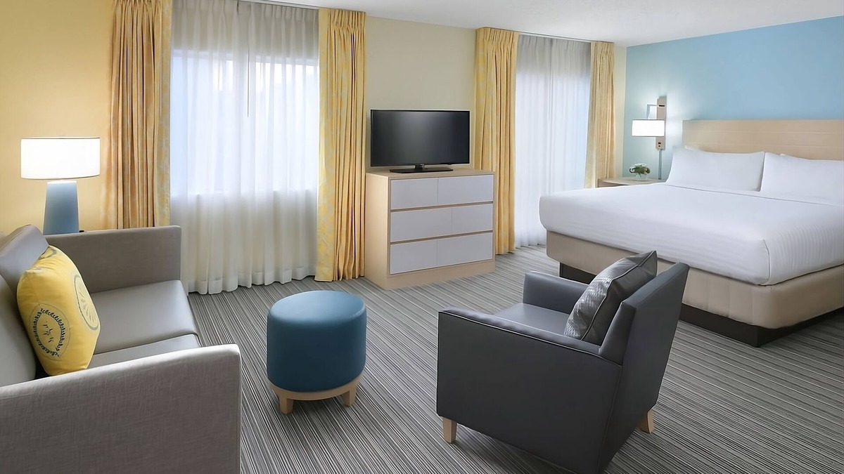 Middleburg Heights Hotel | Short Walk from Lake Abram Marsh! W/Private Kitchen, FREE Parking, Pet-friendly