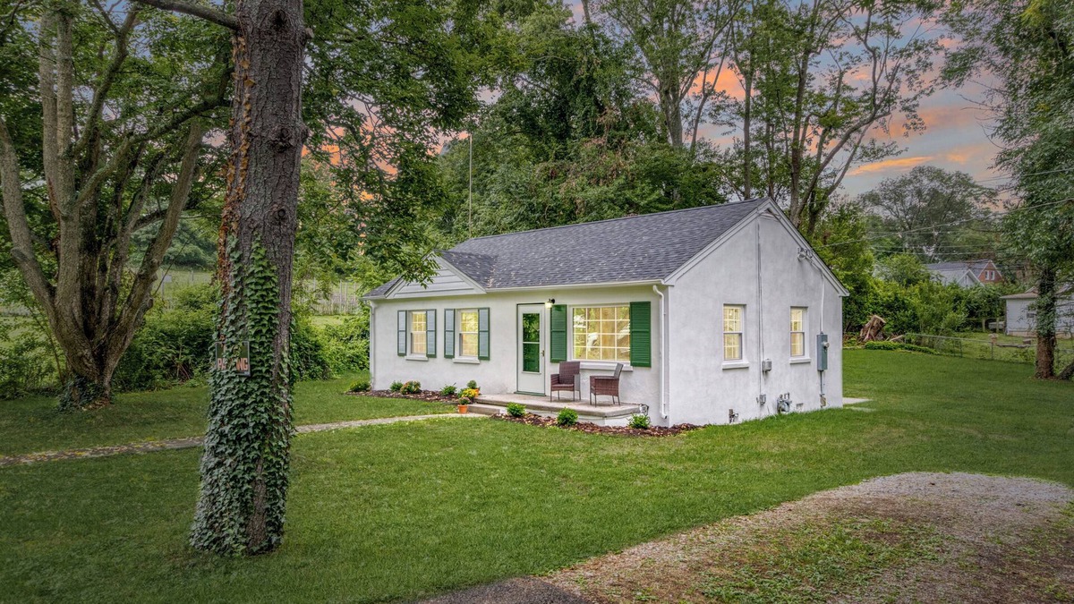 Downtown House | Short Walk to Alumni Mall Campus Entrance Moss Arts Center and Pk's