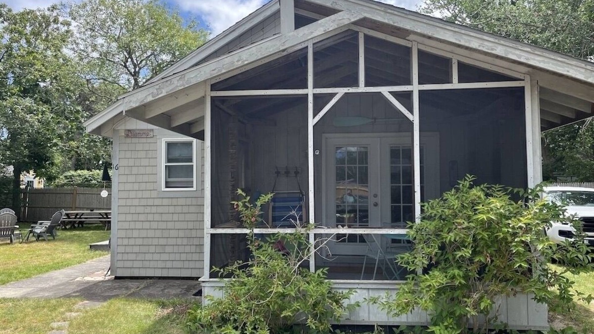 Dennis Port Cottage | Short Walk to beach, Wee Packet, Sundae School Ice Cream, secluded, large yard