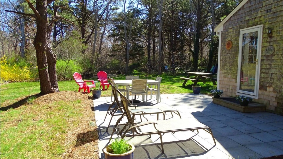 Campground Landing Cottage | Short walk to Campground Beach or private bay access! New Interior!