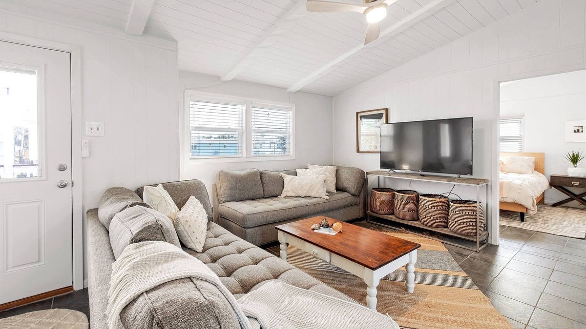 Pirates Beach House | Short walk to Pirates Beach/Cozy/Pet Friendly
