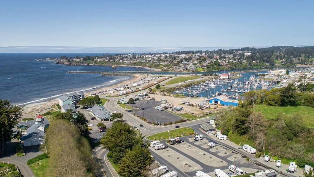 Harbor House | Short walk to the beach Pacific Hideaway!