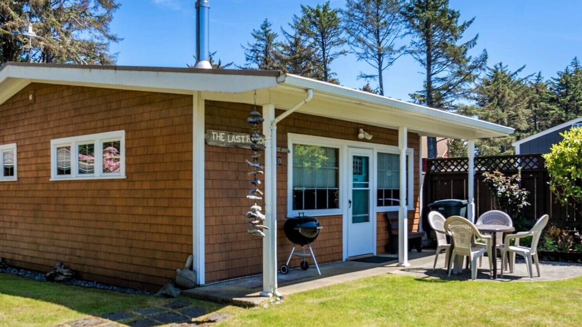 Seaview House | Short walk to the beach! 2 bedrooms, quiet neighborhood, fenced yard & WiFi