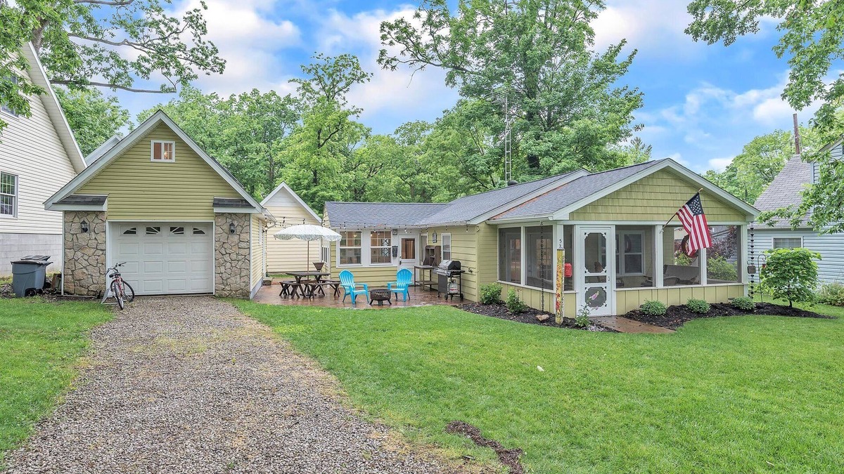 Lakeside Cottage | Short walk to the pool/tennis/rec center Great outdoor space