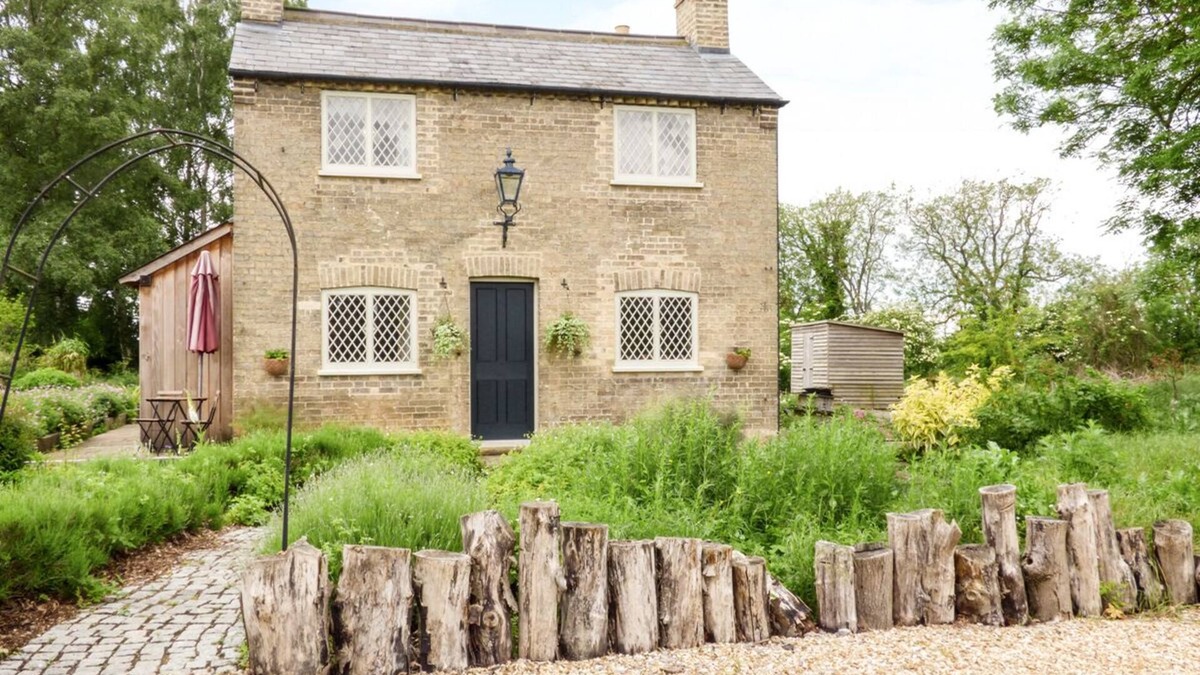 Biggleswade Cottage | SHORTMEAD COTTAGE, family friendly, with open fire in Biggleswade