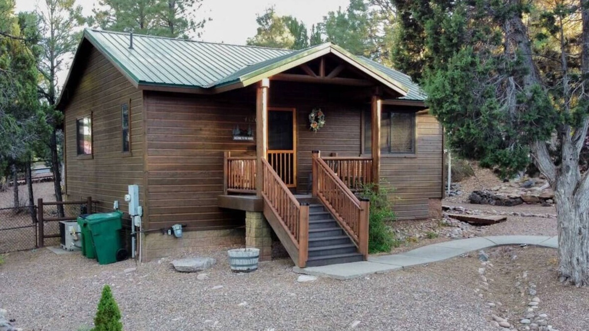 Show Low Cabin | Show Low Cottage Hideaway-Cozy Cabin w/Fireplace