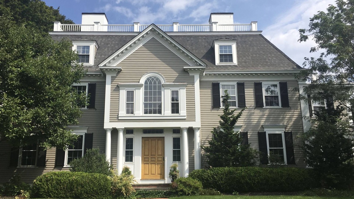 Newbury House | Showcase Home 1 mile to downtown, close to beaches, perfect for family reunions
