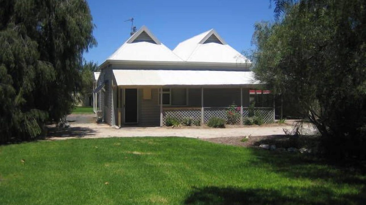 Naracoorte House | Showgrounds Farmhouse B & B Naracoorte