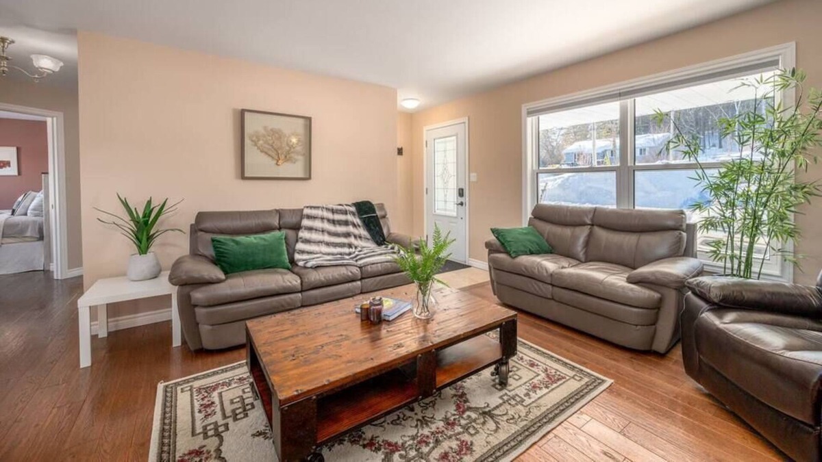 Bancroft House | Shred Shed | No Service Fees | Patio and BBQ