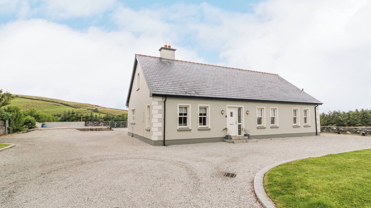 Gortahork Cottage | SHROUGHAN, pet friendly, with a garden in Gortahork, County Donegal